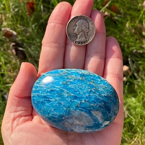 Pierre de paume en apatite bleue polie en gros, cadeau Feng Shui pour la méditation, décoration et collection à domicile - Product Image 6