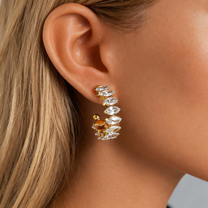 Boucles d'oreilles Huggie plaquées or 18 carats avec incrustation de zircon en forme de C pour les fêtes, bijoux de mode - Product Image 1