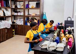 Bolso Midi Dashiki Vegano Pequeño, Ecológico, de Lujo, con Acabado Suave, Cierre Magnético Seguro y Asa Superior Cómoda - Product Image 6