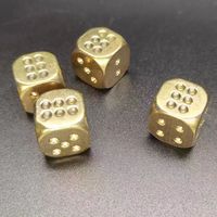 Vente en gros plateau cube en métal personnalisé jeu Laiton métal solide dés poli à la main fournitures de bar cadeau créatif dés d'activité