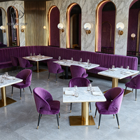 Ensemble de meubles sur mesure Ron Group pour hôtel et restaurant : banquette confortable en forme de L, table carrée en marbre, chaise en velours