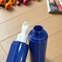 Botol Pompa Silinder PET Tinggi Ramping 180ml Custom, Dispenser Kosmetik Biru Tua Mengkilap dengan Pompa Lotion Putih