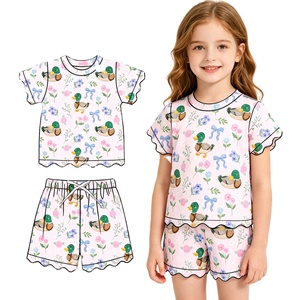 Ensemble 2 pièces décontracté d'été pour enfants : T-shirt personnalisé à motif canards et nœuds floraux, et short à bord festonné. Vêtements assortis pour sœurs. - Product Image 1