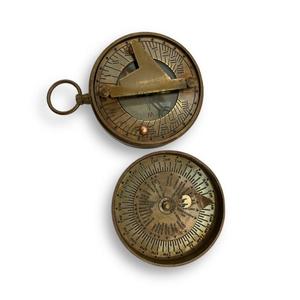 Boussole solaire de poche compacte vintage en laiton et verre, accessoire décoratif polyvalent pour le bureau et la maison, portable et décoratif - Product Image 1