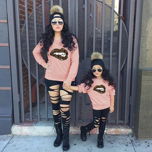 Personnalisé décontracté lèvre impression pull famille correspondant vêtements <span class=keywords><strong>mère</strong></span> <span class=keywords><strong>et</strong></span> <span class=keywords><strong>fille</strong></span> sweats maman <span class=keywords><strong>et</strong></span> moi automne tenues - Product Image 1