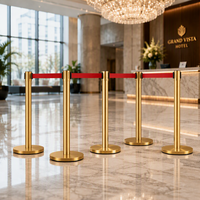 Poteau de guidage rétractable en acier inoxydable avec bande rouge pour la gestion des foules (banques, aéroports, expositions)