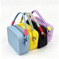 Pochette cosmétique miniature personnalisée, étanche, portable, en silicone, avec breloques décoratives personnalisées, sac de rangement pour articles de toilette de voyage