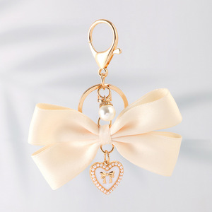 Porte-clés <span class=keywords><strong>de</strong></span> luxe fait main en forme <span class=keywords><strong>de</strong></span> nœud <span class=keywords><strong>de</strong></span> cheerleading, pendentif mignon en perles <span class=keywords><strong>et</strong></span> cœur pour sac à main, breloque en métal - Product Image 3
