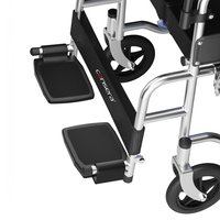 Fauteuil roulant pliable avec pneus pleins de 24 pouces et coussin de siège en tissu Oxford, cadre en acier au carbone et frein à main, avec table et plateau de lit pour usage professionnel