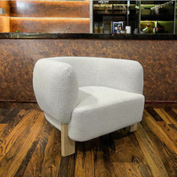 Fauteuil d'appoint moderne en velours avec structure en bois massif, assise moelleuse et dossier large, idéal pour le salon