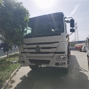 Camion grue articulée d'occasion Sinotruck HOWO 8X4, 380 CV, moteur Yuchai, 35 tonnes, avec pompe et roulement - Product Image 6