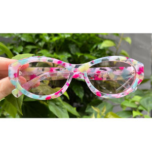 Cay Eye แว่นตากันแดดผู้หญิงหรูหราดีไซน์ใหม่แว่นกันแดดสีดำ UV400ลายดอกไม้ AT8017 - Product Image 1