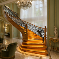 Escalier intérieur en bois courbé avec rampe en fer forgé, marches en bois massif, design moderne pour villa et maison, main courante intérieure
