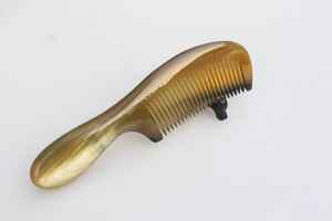 Peigne à cheveux en corne de buffle fait main, corne naturelle, à dents larges, lisse et poli, réduit les dommages aux cheveux, les frisottis, les pointes fourchues et favorise la brillance - Product Image 6