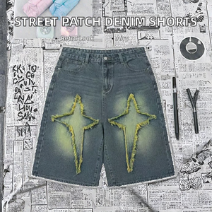 Shorts en jean délavé Huanqiu Streetwear pour homme, coupe décontractée, jambe large, avec patch étoile jaune effiloché - Product Image 2