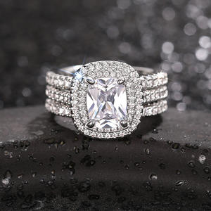 Anello di Fidanzamento da Donna T0624 con Diamante Taglio Radiant, Stile Classico con Design Halo - Product Image 5