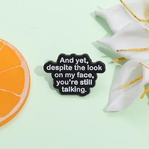 Eppure, nonostante lo sguardo sul mio viso, <span class=keywords><strong>stai</strong></span> ancora parlando di testo breve frase spilla smaltata con descrizione dell'umore distintivo dello zaino - Product Image 3