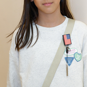 ที่ใส่บัตรพยาบาลแบบม้วนเก็บได้ วัสดุ ABS ขายส่งออนไลน์ รูปทรงสี่เหลี่ยมผืนผ้า ปรับแต่งได้ พร้อมคลิปหนีบเข็มขัด สายยาว 70 ซม. - Product Image 6