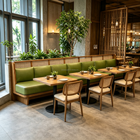 Ensemble de banquettes et table de restaurant de qualité commerciale de luxe, banquette en cuir vert et bois avec chaises en rotin