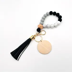 Porte-clés personnalisé en perles de Silicone, avec pompon, pièces, Bracelet élastique en macramé, belle chaînette monogramme en bois de Silicone perlé