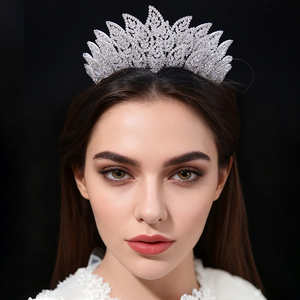 Diadème de <span class=keywords><strong>mariée</strong></span> de luxe à motif feuille, plaqué argent, base argentée, entièrement serti de zircon cubique, pour mariage, Quinceañera, concours de beauté, avec attaches à épingles - Product Image 1