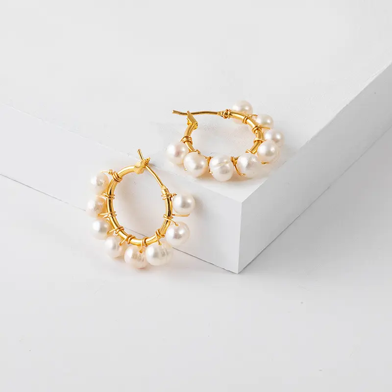 Orecchini a cerchio di perle d'acqua dolce in oro placcato reale alla moda con forma C