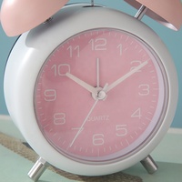 Vente en gros d'horloges de bureau silencieuses circulaires personnalisables de 4 pouces, fonction snooze, mouvement à quartz, fonctionnant sur piles