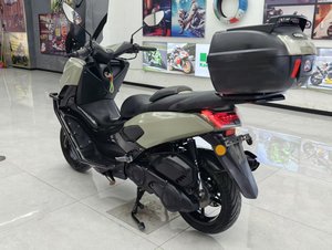 Maxi <span class=keywords><strong>Scooter</strong></span> a Benzina 200cc Monocilindrico Raffreddato ad <span class=keywords><strong>Acqua</strong></span> con Parabrezza e Bauletto Posteriore - Product Image 3