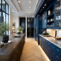 Meubles de cuisine sur mesure avec portes shaker, finition laquée haute brillance et îlot de rangement, dimensions et aménagement de rangement personnalisés