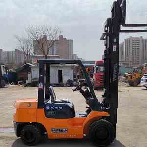 Chariot élévateur japonais d'occasion 7FD30 à mât triphasé de 6 m de levage, très demandé pour les ateliers de réparation de machines lourdes - Product Image 3