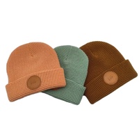 Bonnet d'hiver de luxe doux et chaud en tricot gaufré avec patch en cuir rond personnalisé et revers en maille