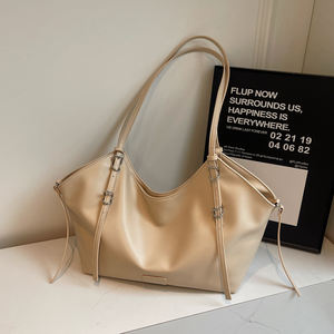 Meilleure Vente en Gros Sacs Fourre-Tout Tendance Personnalisés en PU pour Femme avec Chaînes à Bandoulière Unique - Nouveau Design de Sacs à Main pour Femme - Product Image 5