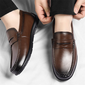 รองเท้าโลฟเฟอร์แบบสวมสำหรับผู้ชาย ฤดูใบไม้ผลิ/ฤดูร้อน ปี 2026 หัวมน ปักโลโก้ หน้าผ้า PU พื้นรองเท้าด้านกลางทำจากยาง พื้นรองเท้าด้านนอกกันลื่น ระบายอากาศได้ดี - Product Image 4