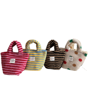 Bolsas de Compras Mini de Felpa con Diseño Geométrico, Ecológicas y Biodegradables, con Correa para el Hombro y Logotipo Personalizado - Product Image 1