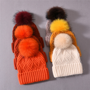 Fabricants de bonnets d'hiver <span class=keywords><strong>pour</strong></span> femmes en cachemire <span class=keywords><strong>tricot</strong></span>é avec pompon en fourrure véritable, à rayures et à revers, de luxe, en gros - Product Image 6