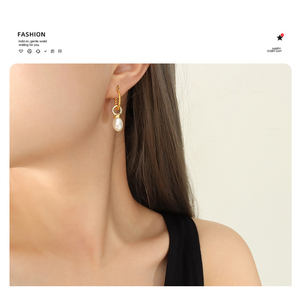 ต่างหูแฟชั่นหรูหรา ดีไซน์เรขาคณิตทันสมัย ชุบทอง 18K สแตนเลสประดับมุก แบบห้อย สำหรับทุกเพศ - Product Image 6