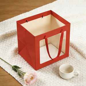 Bolsa de Regalo Roja de Lujo con Asas Personalizadas y Ventana Transparente, Especialmente Diseñada para Empaque de Ramos y Regalos - Product Image 5