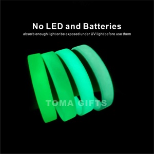 Bracelet en silicone imperméable gravé au laser avec logo personnalisé, lumineux et phosphorescent dans le noir, cadeau de mariage, promotionnel <span class=keywords><strong>pour</strong></span> les fêtes - Product Image 3