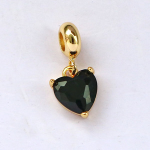 CZ9387 Breloques pendantes cœur solitaire en zircone cubique plaqué or 18 carats, style européen, élégantes et tendance, avec perles de suspension - Product Image 4