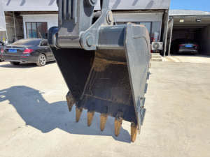 Excavadora de Orugas USADA HYUNDAI HX220S, Modelo 2022, 22 Toneladas, Motor CUMMINS, Motor HYDAC, Bomba de Caja de Cambios y Rodamientos - Product Image 4