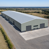 Entrepôt agricole moderne de taille moyenne en structure métallique avec porte enroulable pour le stockage à la ferme et en entrepôt