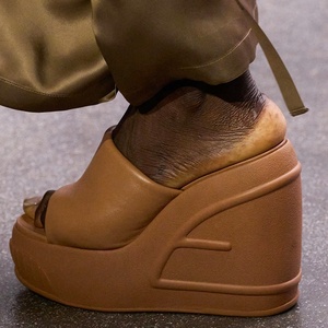 Sandales en fourrure pour femmes à talon compensé haut, semelle épaisse, couleur unie, mules à bout ouvert, chaussures compensées à plateforme - Product Image 4