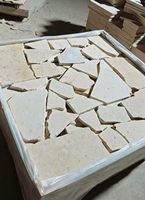 Carrelage en pierre naturelle de calcaire brossé de haute qualité pour revêtement mural et de sol de cour de villa, décoration d'hôtel et projets d'ingénierie