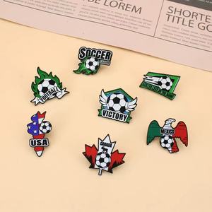 En gros, Nouveauté 2026 : Pins de football en métal moulé et badges en émail pour la Coupe du Monde de football 2026 (USA, Canada, Mexique), cadeaux souvenirs pour les fans - Product Image 6