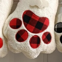 Chaussettes pour animaux de compagnie en fausse fourrure blanche avec bordure à carreaux rouges et verts, style nouveau, brodées de pattes de chien et de chat