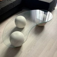 Mesa de Centro de Vidrio Templado con Forma Especial, Estilo Cremoso, Soporte de Bola, Diseño Creativo Irregular, Mueble Pequeño para Sala de Estar