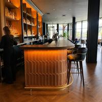 Comptoir de bar en bois courbé avec panneau cannelé et rail de pied en laiton, comptoir de réception personnalisé pour café et restaurant