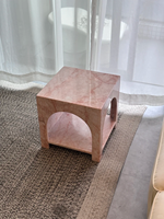 Table d'appoint carrée moderne en marbre rose, design arqué évidé, table d'appoint en pierre, mobilier de décoration intérieure