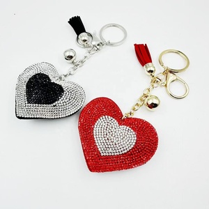 Llavero de moda bicolor con borlas y diamantes de imitación en forma de corazón, colgante de cristal brillante para bolso, accesorio en forma de corazón en stock - Product Image 1