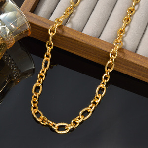 Colliers classiques robustes en acier inoxydable plaqué or 18 carats, texturés, anti-ternissement, pour hommes et femmes, parfaits pour les rendez-vous et les rassemblements. - Product Image 4